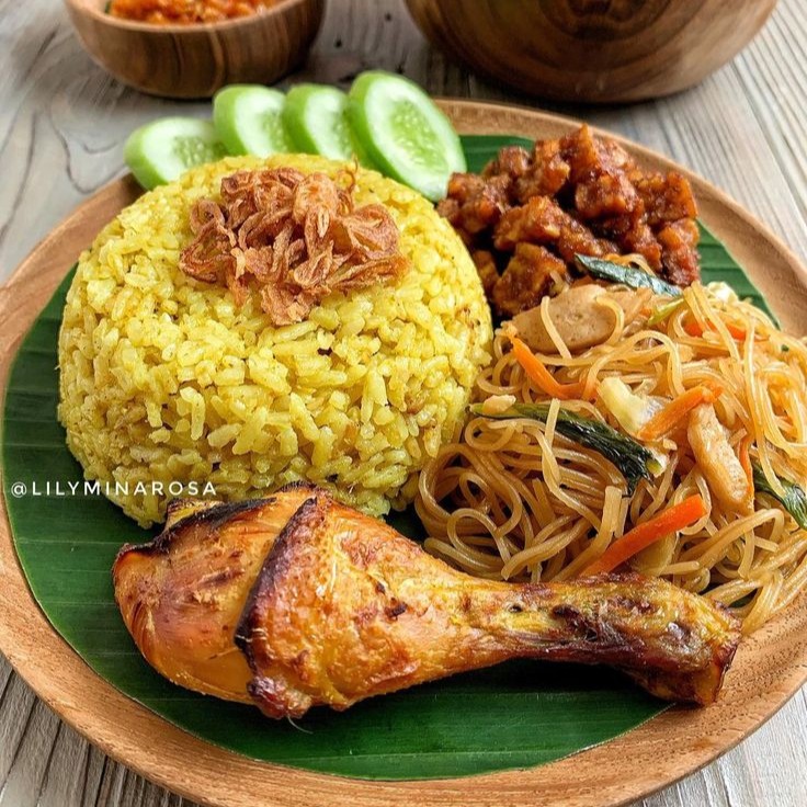 Nasi Kuning Ayam Goreng
